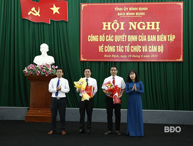 Ban Biên tập Báo Bình Định trao quyết định điều động, bổ nhiệm Trưởng phòng và Phó Trưởng phòng Phòng Chuyên đề. Ảnh: H.P 6b.jpg