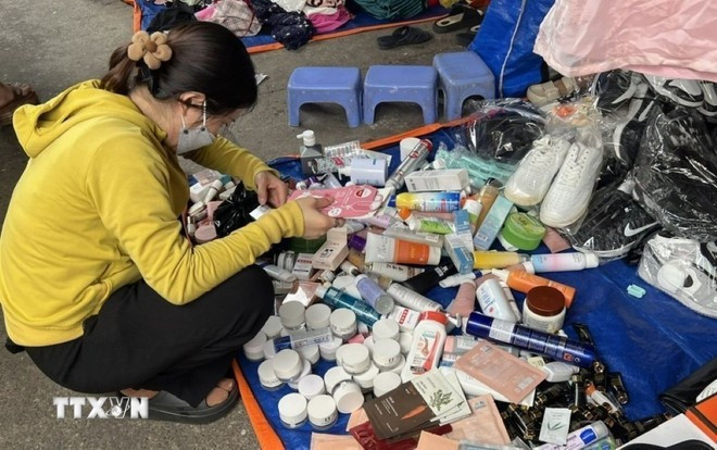 Đội QLTT số 2 kiểm tra một cửa hàng kinh doanh trên phố Hàng Đào ngày 10/6/2025. (Ảnh: Trần Việt/TTXVN) hanggia.jpg