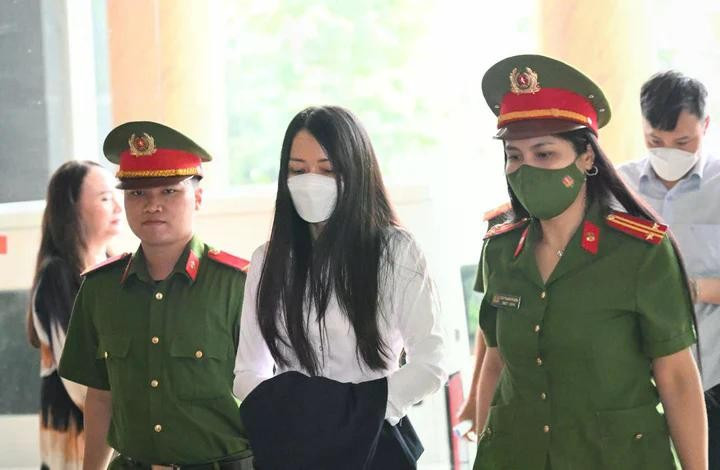Một em gái của ông Trịnh Văn Quyết bị dẫn giải tới toà. 1vanquyet.jpg