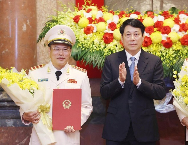 Chủ tịch nước Lương Cường trao Quyết định thăng cấp bậc hàm Thượng tướng đối với Thứ trưởng Bộ Công an Nguyễn Văn Long. (Ảnh: Lâm Khánh/TTXVN) Chủ tịch nước Lương Cường trao Quyết định thăng cấp bậc hàm Thượng tướng đối với Thứ trưởng Bộ Công an Nguyễn Văn Long. (Ảnh: Lâm Khánh/TTXVN)