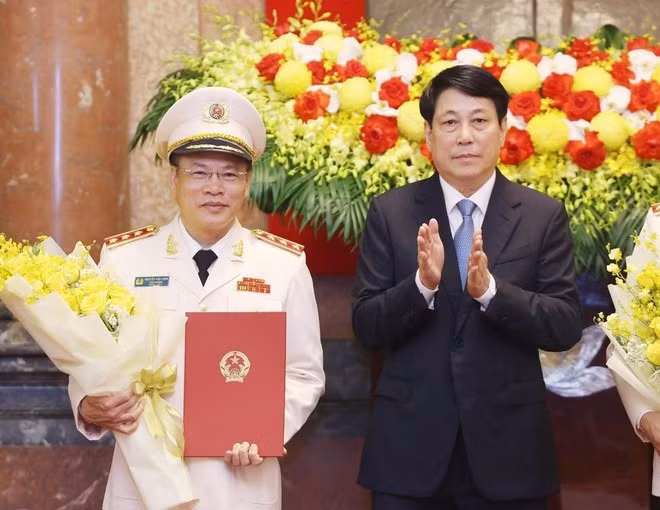 Chủ tịch nước Lương Cường trao Quyết định thăng cấp bậc hàm Thượng tướng đối với Thứ trưởng Bộ Công an Nguyễn Văn Long. (Ảnh: Lâm Khánh/TTXVN)