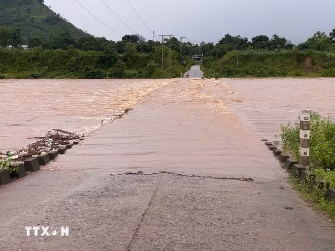 Mưa lớn do bão số 1 khiến cầu tràn tại Quảng Trị bị ngập sâu trong nước. (Ảnh: TTXVN phát)