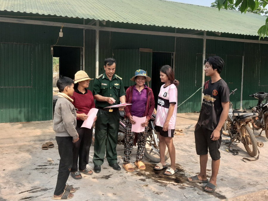 Những người lính mang quân hàm xanh tuyên truyền phổ biến pháp luật cho bà con trên biên giới. Ảnh BPCC 2.jpg