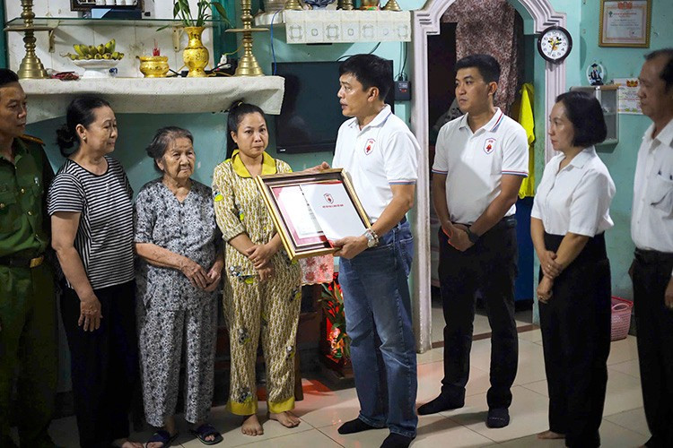 Đại diện Hiệp hội VFRA trao Bằng Tri ân gia đình Đại úy Nguyễn Hoàng Minh Đại diện Hiệp hội VFRA trao Bằng Tri ân gia đình Đại úy Nguyễn Hoàng Minh