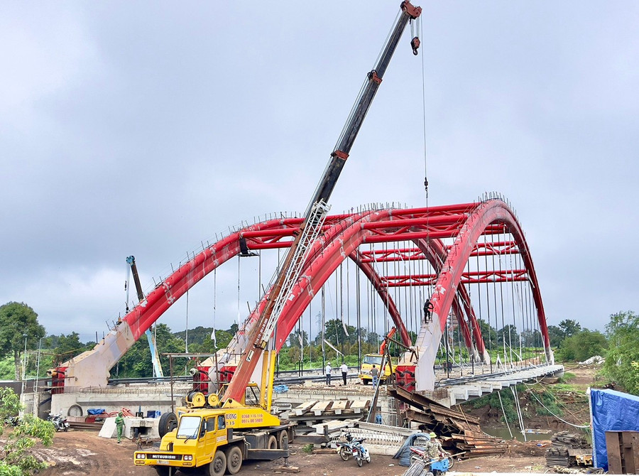 Cầu Biển Hồ thuộc dự án đường hành lang kinh tế phía Đông (đường tránh quốc lộ 19) dự kiến hoàn thành vào cuối tháng 8-2025. Ảnh: M.P 4t.jpg