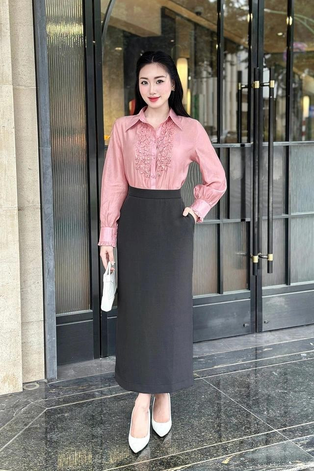 Thiết kế tinh tế giúp che khuyết điểm vòng 2 đồng thời tạo điểm nhấn cho tổng thể trang phục. ẢNH: CHAMCHAM SHOP Thiết kế tinh tế giúp che khuyết điểm vòng 2 đồng thời tạo điểm nhấn cho tổng thể trang phục. ẢNH: CHAMCHAM SHOP