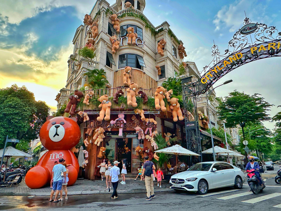 Tiệm cà phê Mê Gò Vấp thời gian gần đây thu hút đông khách đến check-in. Nhiều người bày tỏ sự thích thú khi không chỉ không gian bên trong mà ngay cả bên ngoài, những con gấu bông với kích thước lớn cũng được treo lủng lẳng khắp các tầng của quán. ẢNH: CAO AN BIÊN Tiệm cà phê Mê Gò Vấp thời gian gần đây thu hút đông khách đến check-in. Nhiều người bày tỏ sự thích thú khi không chỉ không gian bên trong mà ngay cả bên ngoài, những con gấu bông với kích thước lớn cũng được treo lủng lẳng khắp các tầng của quán. ẢNH: CAO AN BIÊN