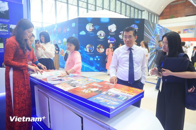 Các đại biểu tham quan gian trưng bày ấn phẩm của các báo. (Ảnh: Hoài Nam/Vietnam+) Các đại biểu tham quan gian trưng bày ấn phẩm của các báo. (Ảnh: Hoài Nam/Vietnam+)