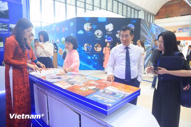 Các đại biểu tham quan gian trưng bày ấn phẩm của các báo. (Ảnh: Hoài Nam/Vietnam+)