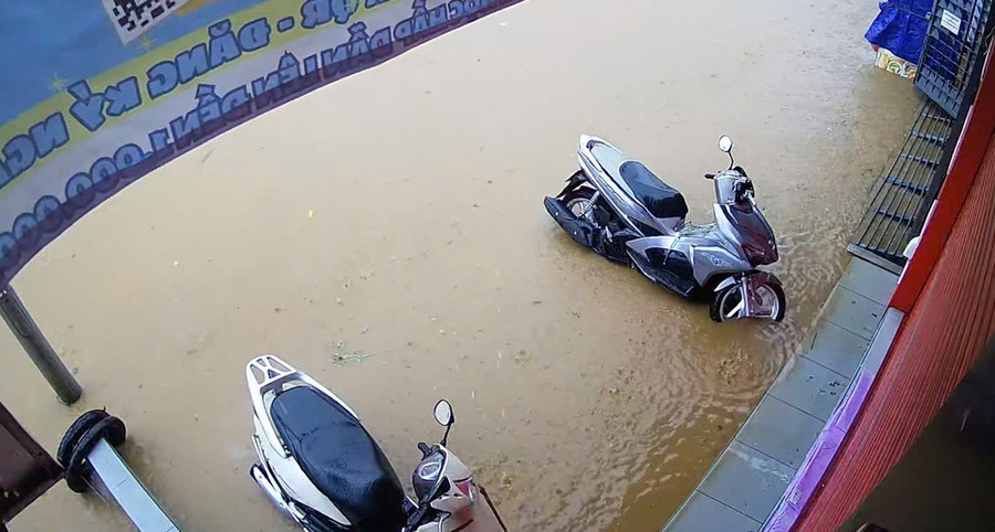 Xe máy của người dân để trên vỉa hè cũng bị ngập