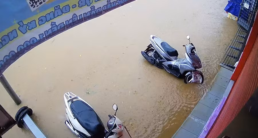 Xe máy của người dân để trên vỉa hè cũng bị ngập