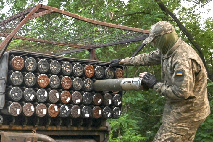 Binh lính Ukraine chuẩn bị khai hỏa về phía quân đội Nga trên tiền tuyến ở Zaporizhzhia. Ảnh: Reuters binh-linh-ukraine-chuan-bi-khai-hoa-ve-phia-quan-doi-nga-tren-tien-tuyen-o-zaporizhzhia-anh-reuters.jpg