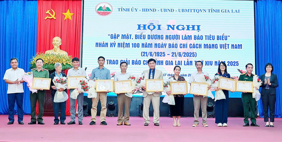 Bí thư Tỉnh ủy Hồ Văn Niên (bìa trái) và Phó Chủ tịch UBND tỉnh Nguyễn Thị Thanh Lịch (bìa phải) trao bằng khen cho các tập thể xuất sắc. Ảnh: Đức Thụy 4them.jpg