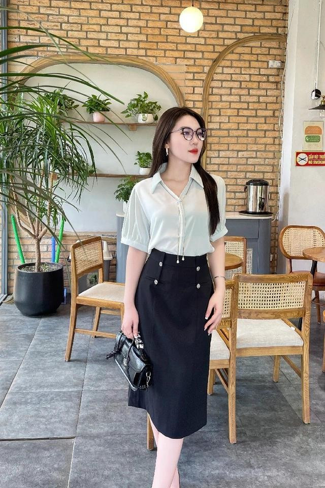 Những chiếc cúc nhỏ duyên dáng tạo điểm nhấn, góp phần tăng sự chỉn chu, thanh lịch của nàng. ẢNH: LAMIA Những chiếc cúc nhỏ duyên dáng tạo điểm nhấn, góp phần tăng sự chỉn chu, thanh lịch của nàng. ẢNH: LAMIA