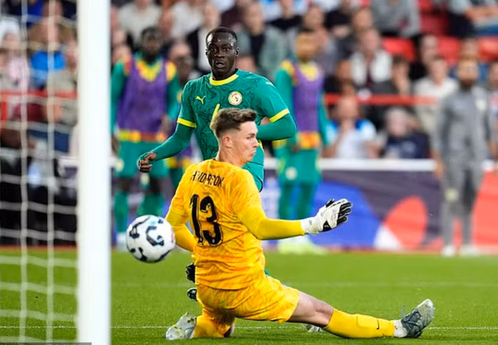 Habib Diarra phá lưới Dean Henderson lần thứ nhì trong trận