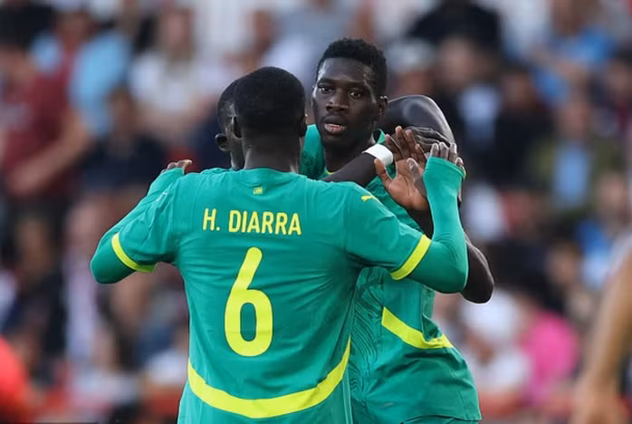 Ismaïla Sarr ghi bàn trong ngày quay lại sân cỏ nước Anh