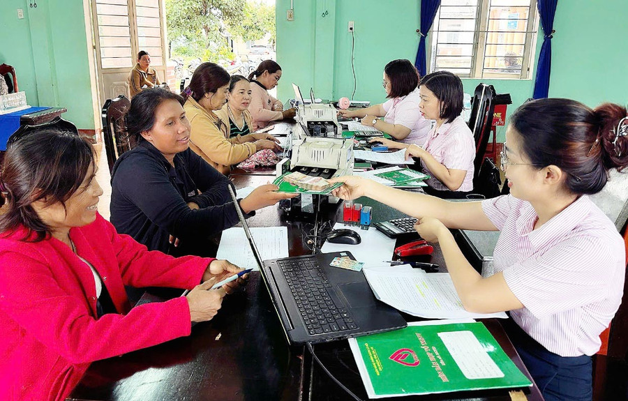 Người dân nhận vốn vay tại phiên giao dịch định kỳ ở điểm giao dịch xã Dun, huyện Chư Sê. Ảnh: S.C 1sc.jpg
