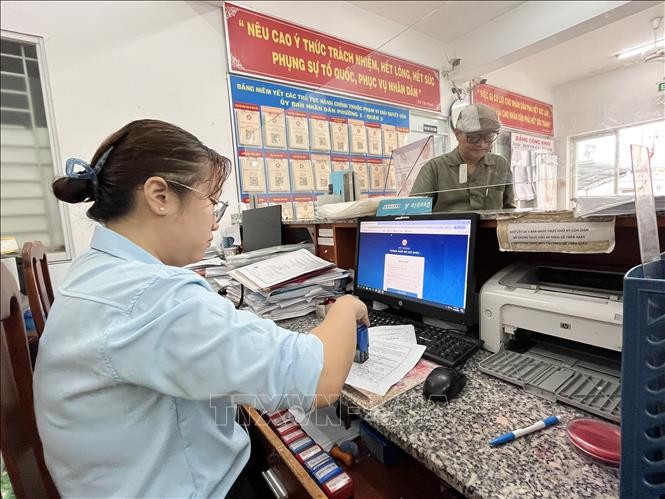 Tại Phường Bàn Cờ, Quận 3, Thành phố Hồ Chí Minh (Phường cũ), mọi hoạt động sao y, chứng nhận giấy tờ phục vụ người dân vẫn tiếp diễn bình thường, song song với quá trình vận hành thử nghiệm, sáng 12/6/2025. Ảnh: Thanh Vũ/TTXVN 3giamcap.jpg