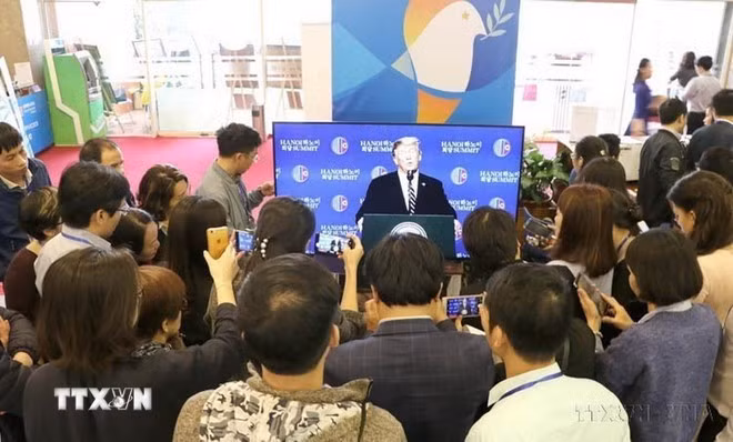 Phóng viên các hãng thông tấn báo chí đưa tin cuộc họp báo của Tổng thống Mỹ Donald Trump về kết quả Hội nghị Thượng đỉnh Mỹ-Triều Tiên lần thứ hai (Hà Nội, 28/2/2019). (Ảnh: Minh Đông/TTXVN)