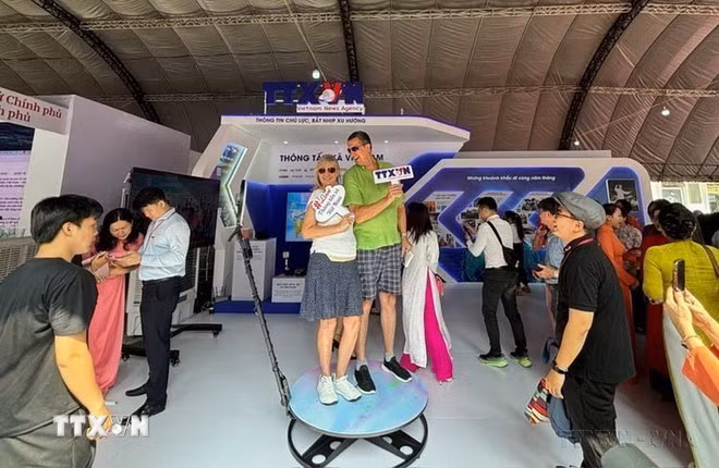 Bắt nhịp xu hướng phát triển của báo chí truyền thông số, TTXVN giới thiệu ứng dụng công nghệ "check in 360 Photo Booth" độc đáo, khách tham quan có thể sử dụng đoạn video đưa lên các nền tảng mạng xã hội, đánh dấu một trải nghiệm thú vị tại Hội Báo toàn quốc 2024. (Ảnh: TTXVN)