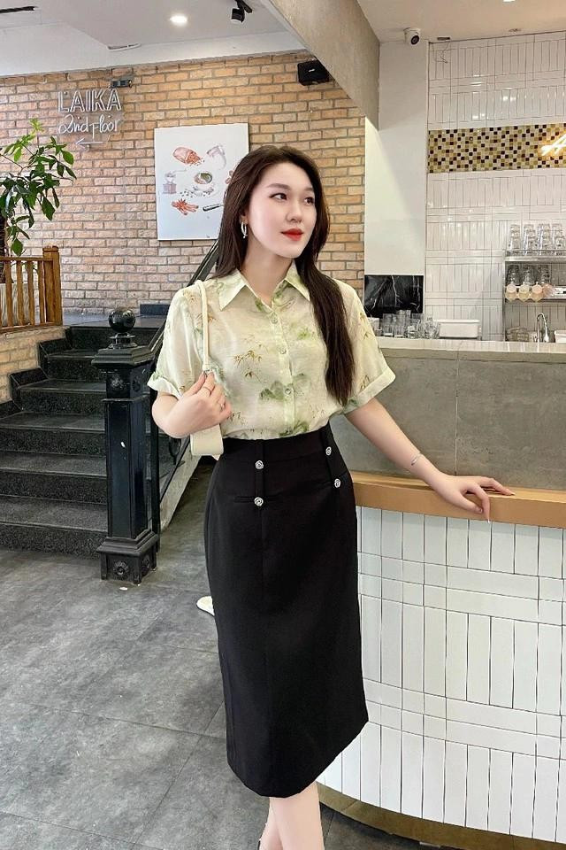 Chân váy bút chì đính cúc cách điệu khéo léo tôn lên vẻ đẹp mềm mại mà vẫn sắc sảo của cô nàng công sở hiện đại. ẢNH: LAMIA Chân váy bút chì đính cúc cách điệu khéo léo tôn lên vẻ đẹp mềm mại mà vẫn sắc sảo của cô nàng công sở hiện đại. ẢNH: LAMIA