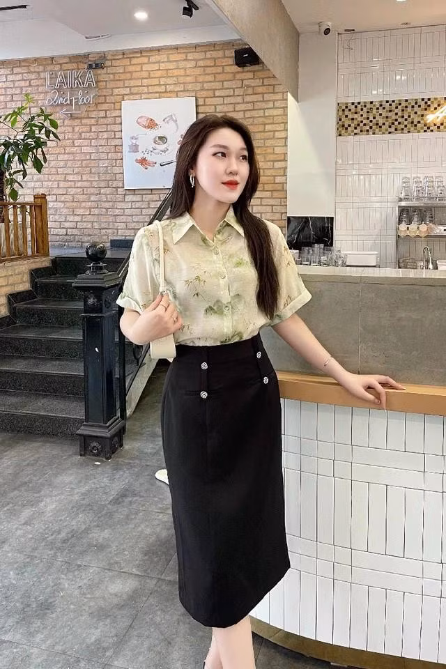 Chân váy bút chì đính cúc cách điệu khéo léo tôn lên vẻ đẹp mềm mại mà vẫn sắc sảo của cô nàng công sở hiện đại. ẢNH: LAMIA