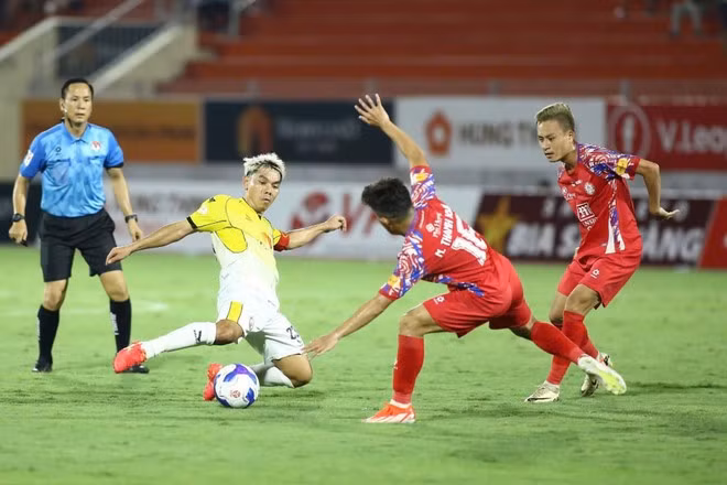 Quy Nhơn Bình Định (áo vàng) và Câu lạc bộ Thành phố Hồ Chí Minh sẽ quyết đấu trong trận "chung kết ngược" ở vòng 25. Ảnh: VPF