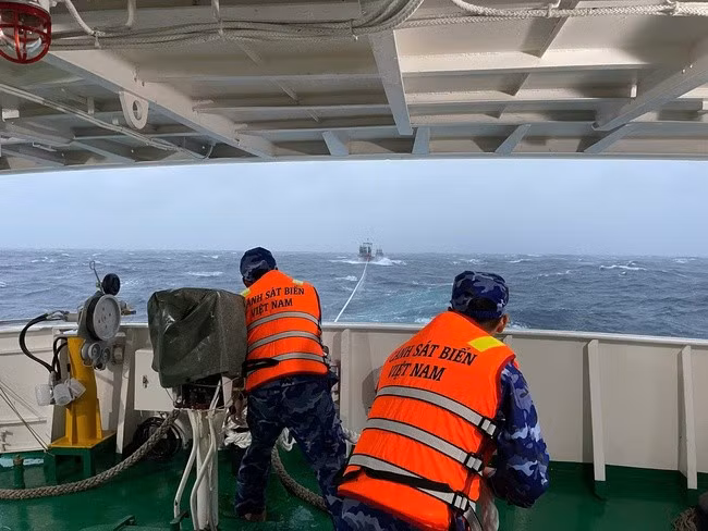 Tàu 319 lai dắt 2 tàu cá gặp nạn