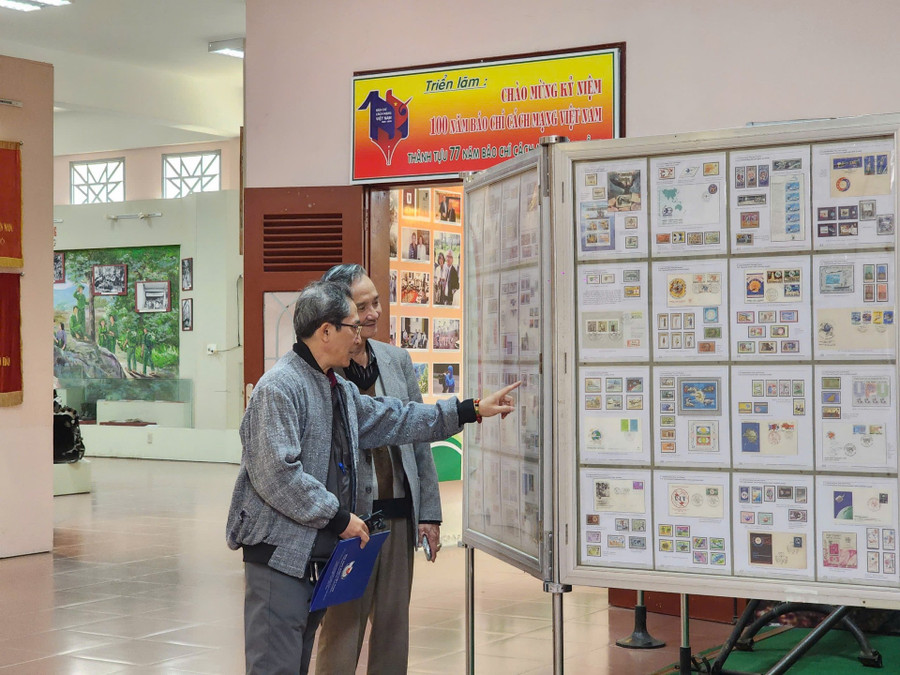 Nhiều người không khỏi tò mò về hình ảnh trên những con tem Nhiều người không khỏi tò mò về hình ảnh trên những con tem