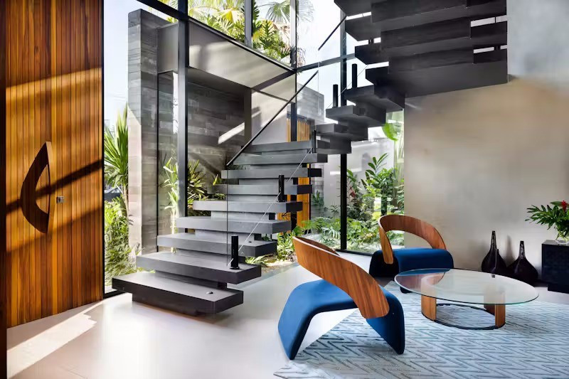 Lối lên tầng hai được bố trí thông qua một cầu thang nhẹ đặt dọc theo mảng kính mặt tiền. Tầng này được thiết kế cho sinh hoạt cá nhân bao gồm 5 phòng ngủ.