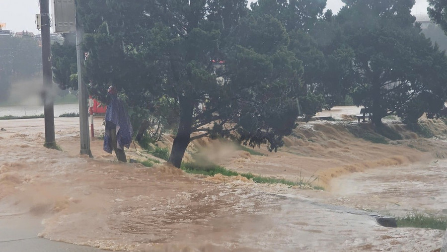 Nước tràn từ đường Trần Quốc Toàn qua vỉa hè xuống hồ Xuân Hương, TP Đà Lạt