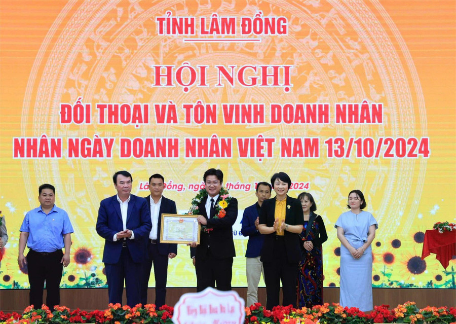 Anh Đinh Văn Dôn nhận Bằng khen của Chủ tịch tỉnh Lâm Đồng. ảnh: A.T Anh Đinh Văn Dôn nhận Bằng khen của Chủ tịch tỉnh Lâm Đồng. ảnh: A.T