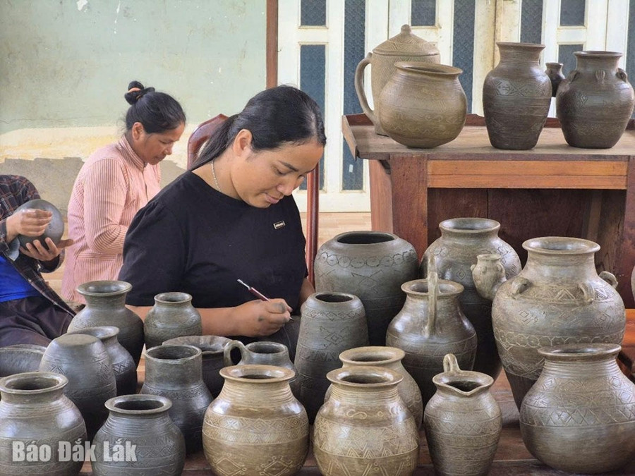 Người M'nông ở xã Yang Tao (huyện Lắk) thực hành vẽ hoa văn trên sản phẩm gốm. gom-dd.jpg