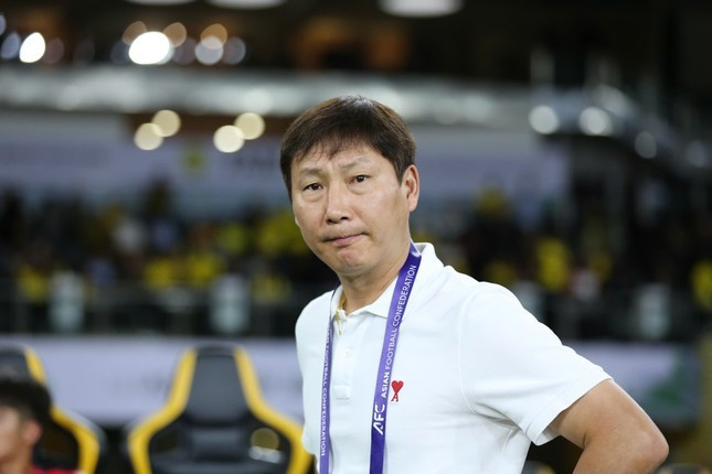 Sự trầm tư của HLV Kim Sang-sik, người nói rằng Malaysia chơi hay hơn dự đoán và tạo ra rất nhiều khó khăn cho ĐT Việt Nam. (Ảnh: Hữu Phạm) Sự trầm tư của HLV Kim Sang-sik, người nói rằng Malaysia chơi hay hơn dự đoán và tạo ra rất nhiều khó khăn cho ĐT Việt Nam. (Ảnh: Hữu Phạm)