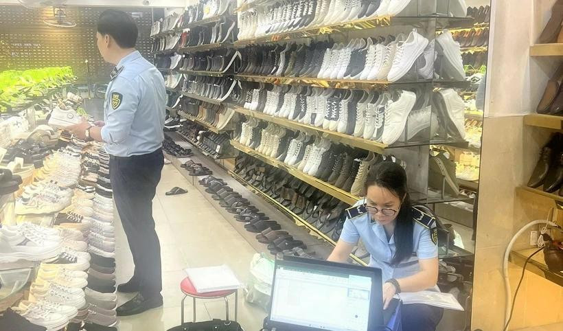 Lực lượng chức năng kiểm tra hàng hóa. (Nguồn: Chi cục Quản lý thị trường thành phố Hà Nội) lucluongqlth.jpg