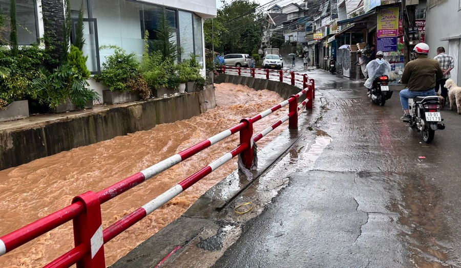 Sau khi nước rút, suối Phan Đình Phùng vẫn chảy xiết