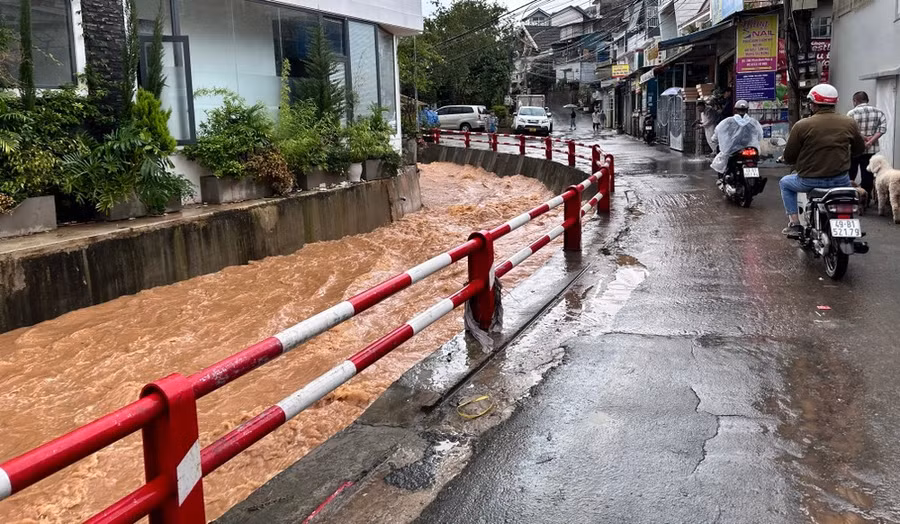 Sau khi nước rút, suối Phan Đình Phùng vẫn chảy xiết