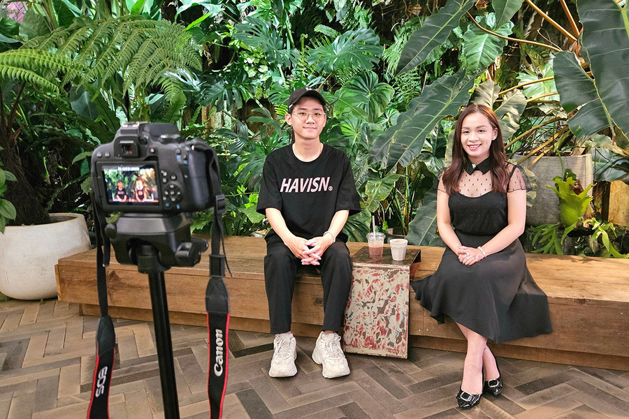 Chị Trần Bích Hằng (tổ 5, phường Hoa Lư, TP. Pleiku)-Chủ kênh YouTube Hana Trần và khách mời trong một tập ghi hình podcast tại TP. Pleiku. Ảnh: N.D 1a.jpg