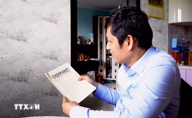 Dịch giả Nguyễn Quốc Hùng, Phó Chủ tịch Liên hiệp các tổ chức người Việt Nam tại Liên bang Nga, với những trang tạp chí "Người Cộng sản". (Ảnh: Tâm Hằng/TTXVN)