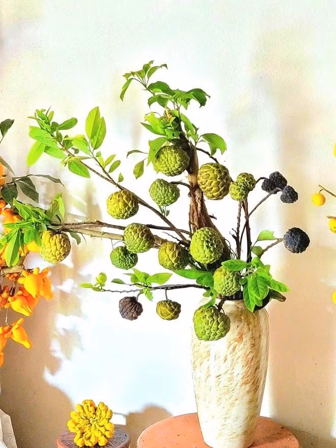 Cắm cành quả chị Huyền thường chọn loại bình mộc mạc nhất. Ảnh: NVCC