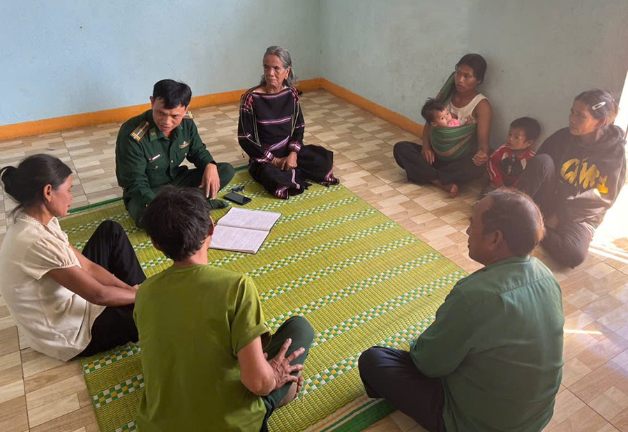 Cán bộ Đồn Biên phòng Ia Púch (huyện Chư Prông) tuyên truyền pháp luật cho người dân. Ảnh: T.D 1a-4112.jpg