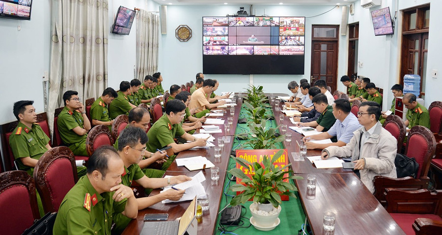 Luật PCCC & CNCH 2025: Toàn Diện Hóa Phòng Chống, Cứu Hộ và Nâng Cao Trách Nhiệm Cộng Đồng 1 Đại biểu dự hội nghị trực tuyến Luật PCCC và CNCH