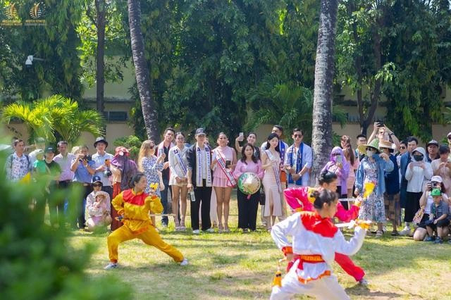 Những màn biểu diễn võ thuật đặc sắc của các võ sư cũng là điểm thu hút những thí sinh quốc tế. Ảnh: Kevin Trung/Kevin Studio Những màn biểu diễn võ thuật đặc sắc của các võ sư cũng là điểm thu hút những thí sinh quốc tế. Ảnh: Kevin Trung/Kevin Studio