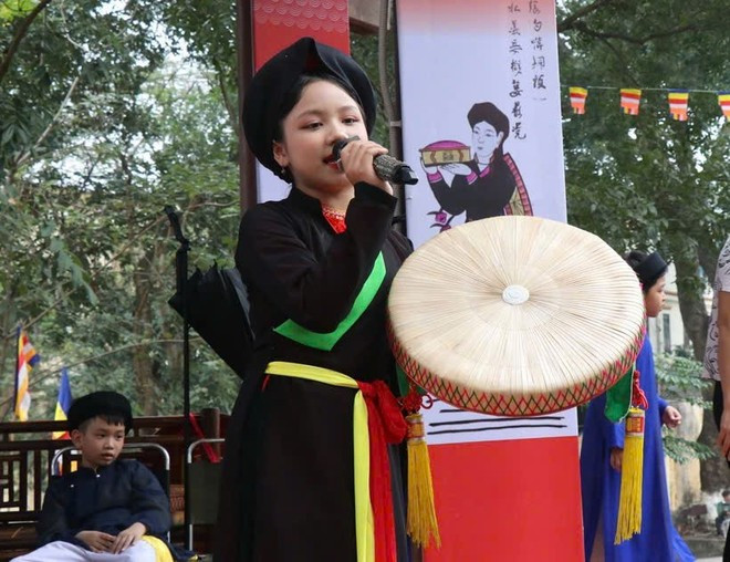 Liền chị "nhí" duyên dáng trong bộ áo tứ thân biểu diễn Dân ca Quan họ Bắc Ninh tại Hội Lim, huyện Tiên Du. (Ảnh: Thanh Thương/TTXVN) Liền chị "nhí" duyên dáng trong bộ áo tứ thân biểu diễn Dân ca Quan họ Bắc Ninh tại Hội Lim, huyện Tiên Du. (Ảnh: Thanh Thương/TTXVN)