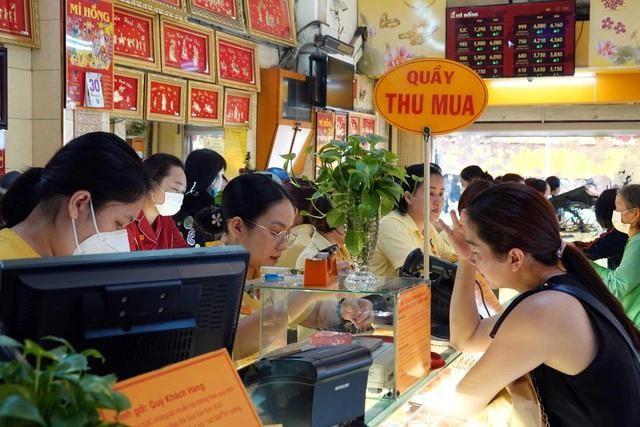 Khách mua từ 2 chỉ vàng sẽ phải thanh toán bằng chuyển khoản. ẢNH: ĐÀO NGỌC THẠCH Khách mua từ 2 chỉ vàng sẽ phải thanh toán bằng chuyển khoản. ẢNH: ĐÀO NGỌC THẠCH