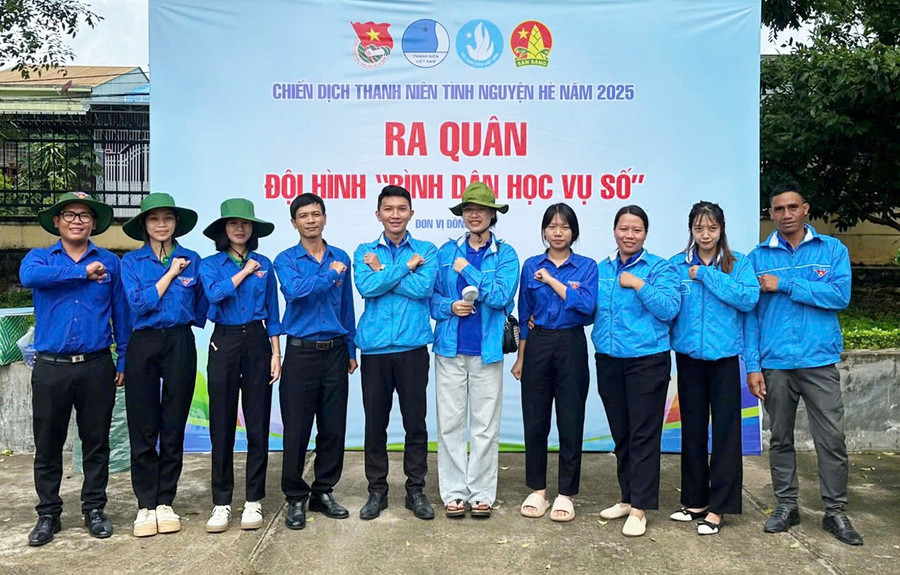 Đội hình Bình dân học vụ số trong thanh niên đã góp phần giúp phổ cập công nghệ thông tin, thu hẹp khoảng cách số tại các vùng sâu, vùng xa. Ảnh: Thanh Vui 2vui.jpg