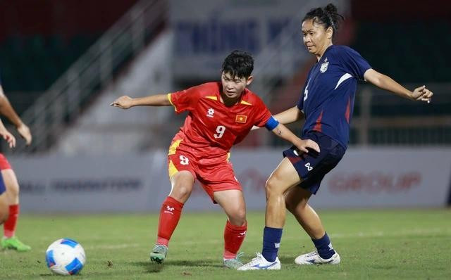 Lưu Hoàn Vân (9) là chân sút số 1 của đội nữ U.19 Việt Nam, nhưng không thể lên tiếng ở trận chung kết Lưu Hoàn Vân (9) là chân sút số 1 của đội nữ U.19 Việt Nam, nhưng không thể lên tiếng ở trận chung kết