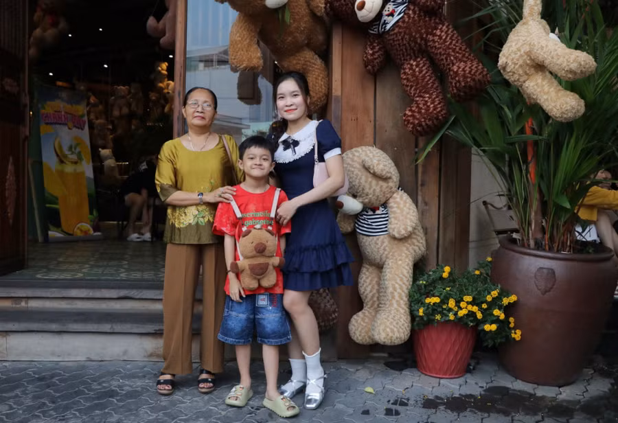 Nhà ở cách quán cà phê không xa, chị Diệu (26 tuổi) cho biết đây là lần thứ ba ghé quán kể từ khi quán đổi trang trí. Chiều giữa tuần, chị cùng mẹ và con trai tới đây để chụp ảnh, thưởng thức đồ uống. "Gấu bông trang trí đẹp quá luôn, phù hợp với trẻ em nên mình dẫn con trai tới. Mình cũng chụp được nhiều ảnh ở quán. Thức uống ở đây thì ổn, giá phù hợp", vị khách nhận xét. ẢNH: CAO AN BIÊN