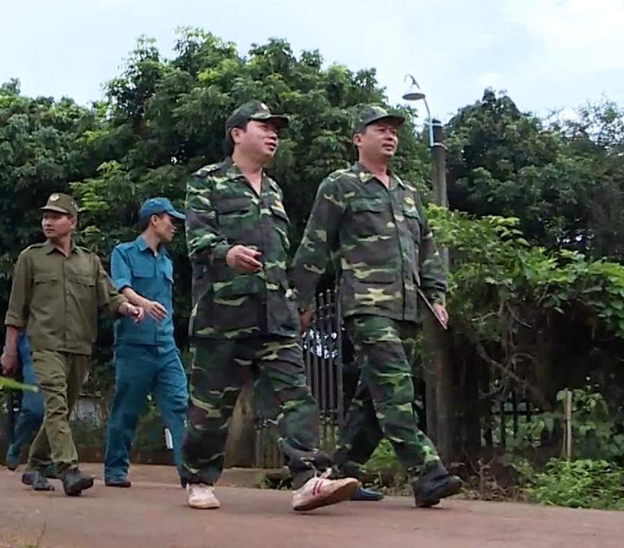 Phối hợp tuần tra địa bàn. Ảnh: Hữu Lanh 2tphoi-hop-tuan-tra-dia-ban-anh-hl.jpg