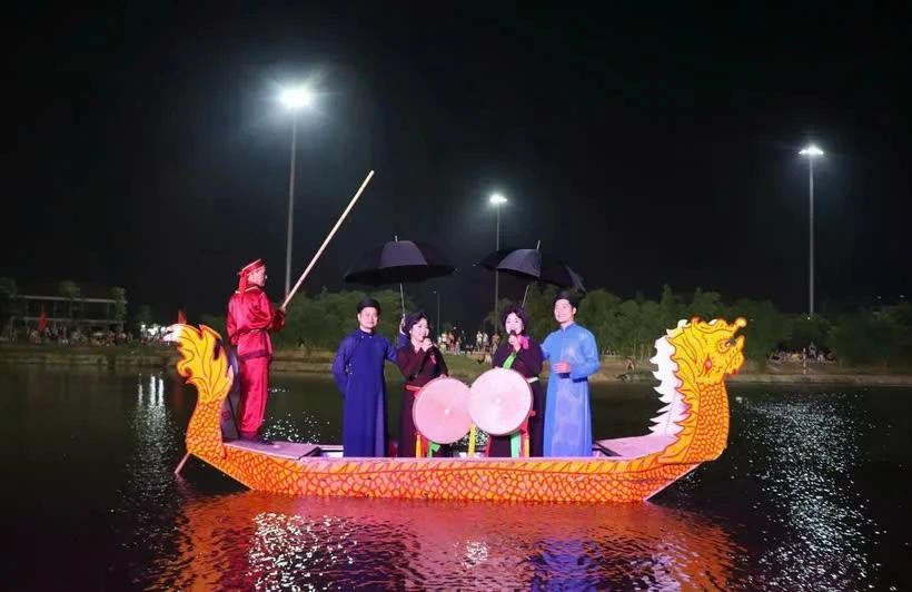Hát Quan họ trên thuyền rồng. Ảnh: Thanh Thương/TTXVN hoilimdd.jpg